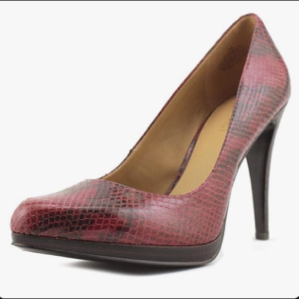 Nine West maroon snake pumps